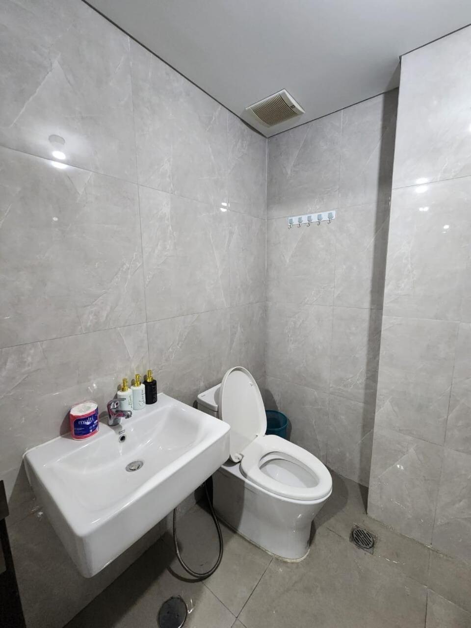 Spacious Comfortable Apartemen South Surabaya Buitenkant foto